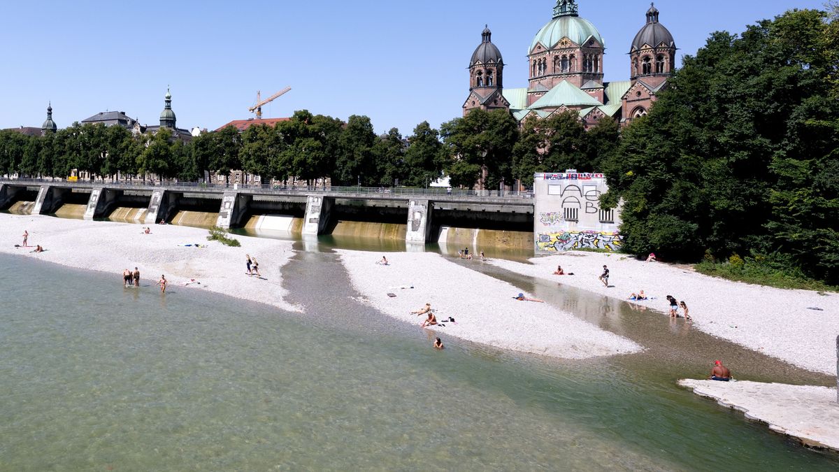 Badende genießen die Abkühlung im Wasser der Isar und auf den Kiesbänken rund um den Kabelsteg.