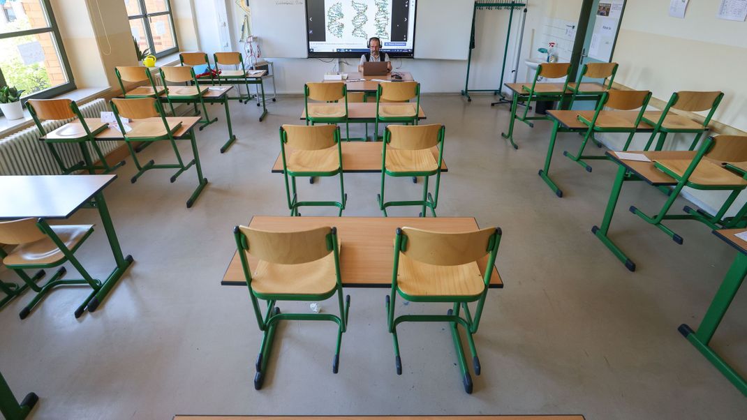 OECD-Bildungsdirektor Andreas Schleicher kritisiert, dass während der Corona-Pandemie die Schulen zu lange geschlossen waren und es unzureichende digitale Alternativangebote gab.