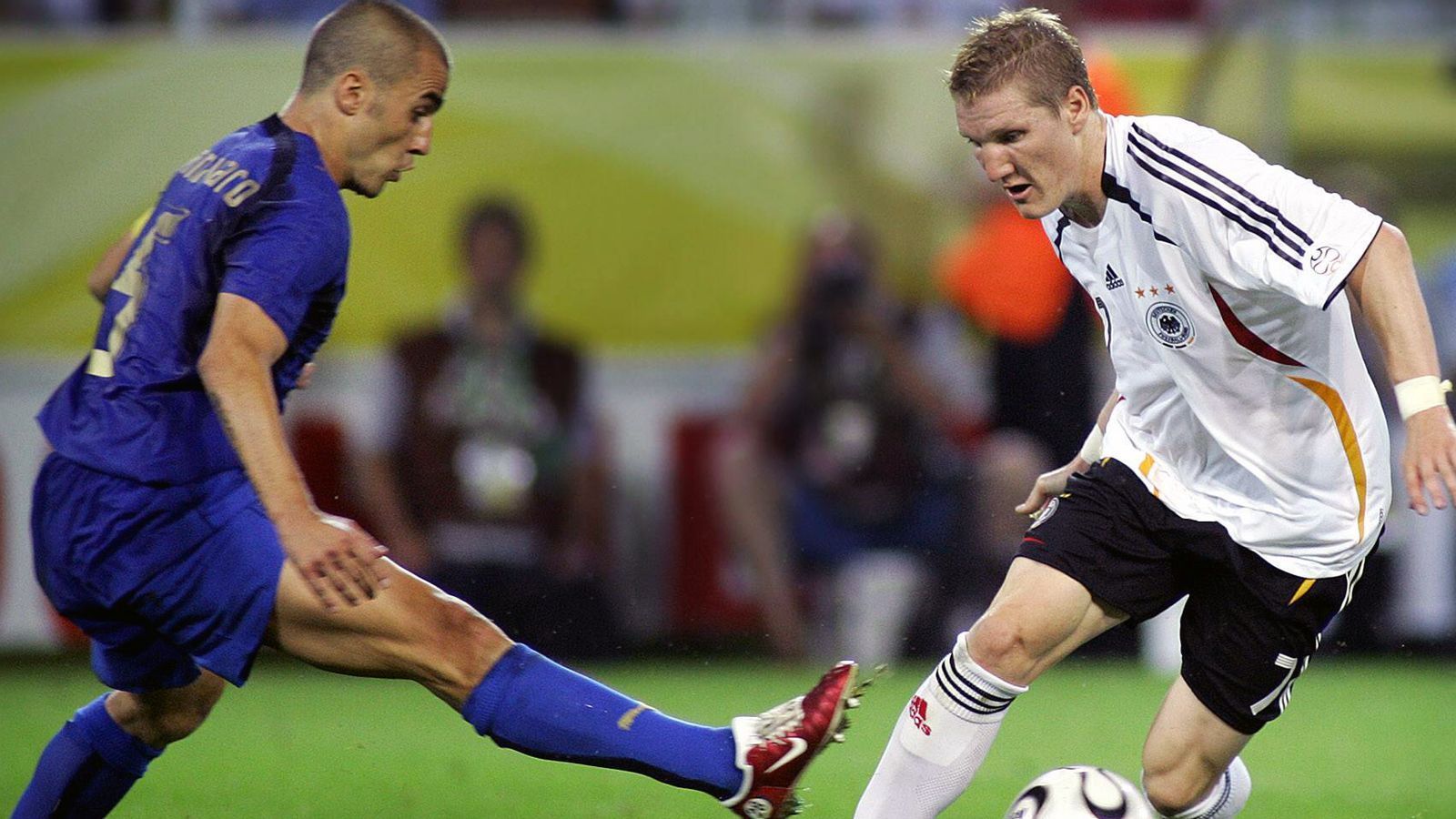 
                <strong>Bastian Schweinsteiger</strong><br>
                Im WM-Halbfinale von 2006 zog Bastian Schweinsteiger im Konkurrenzkampf gegen Tim Borowski den Kürzeren. Der einstige Bayern-Profi kam gegen die Italiener in der 73. Minute für eben Borowski aufs Feld. In weiterer Folge erlebte der Mittelfeldspieler die späten Gegentore in der Verlängerung direkt auf dem Platz. Den Frust schoss sich "Schweini" einige Tage später von der Seele, als er im Spiel um Platz 3 gegen Portugal (3:1) zwei Treffer erzielte und auch am Eigentor von Petit maßgeblich beteiligt war. Seine größte Stunde in der Nationalmannschaft schlug acht Jahre später, als er Deutschland zum WM-Titel führte. Auf Klub-Ebene war Schweinsteiger mit den Bayern ein stets unermüdlicher Titelsammler, ehe er über Manchester United und Chicago Fire seine Laufbahn 2020 beendete. Zuletzt fungierte der 36-Jährige als TV-Experte. 
              