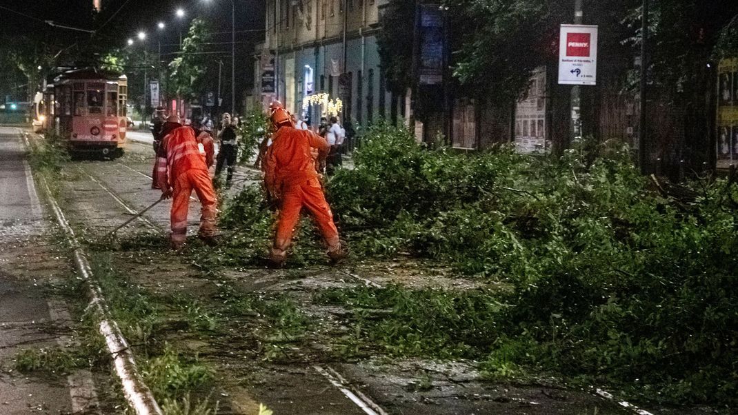 Unwetter auch in Mailand: Ein umgefallener Baum hat Straßenbahnkabel durchgerissen.