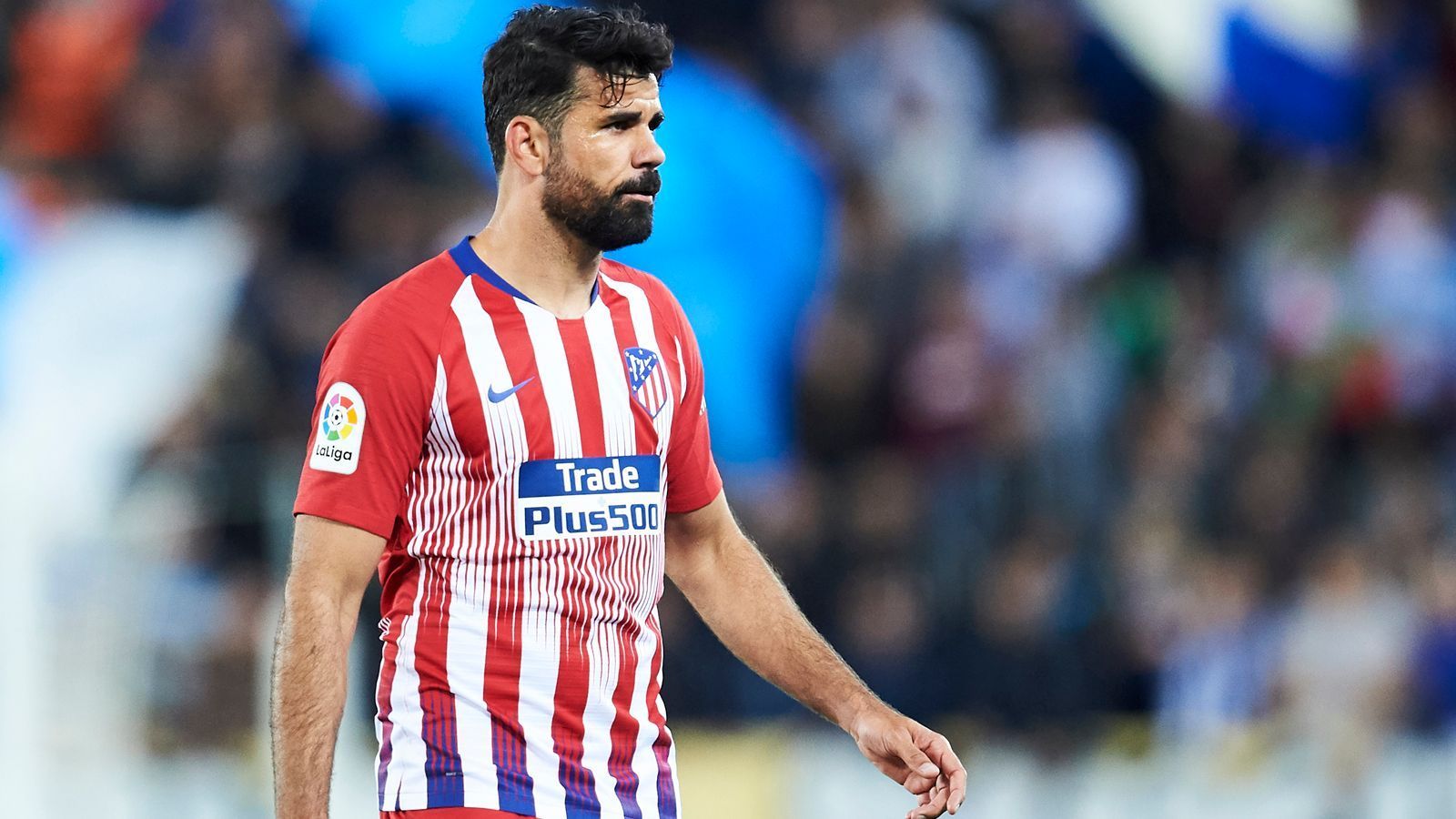 
                <strong>Diego Costa (Steuerhinterziehung)</strong><br>
                Für Atletico-Stürmer Diego Costa könnte es nun eng werden. Der Spanier mit brasilianischen Wurzeln muss sich möglicherweise vor Gericht verantworten. Dem 30-Jährigen wird von der für Wirtschaftsdelikte zuständigen Staatsanwaltschaft in Madrid Steuerhinterziehung vorgeworfen. Im Steuerjahr 2014 soll Costa Einnahmen aus Bildrechten in Höhe von 1,4 Millionen Euro wissentlich am spanischen Fiskus vorbeigeschleust haben. Costa wechselte im Sommer 2014 von Atletico zu Chelsea, hat seinen steuerlichen Wohnsitz allerdings erst im Juli nach London verlegt, wodurch er die Gesamteinnahmen für dieses Wirtschaftsjahr in Spanien versteuern müsste - genau das hat er aber nicht getan!
              