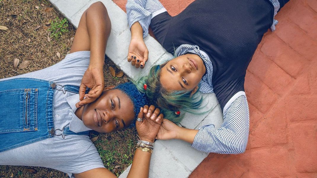 "Mann liebt Mann", "Frau liebt Frau" – das sollte heutzutage jedem Kind allgegenwärtig sein! Was sich noch hinter dem Begriff "LGBTQ" verbirgt, lest ihr hier.