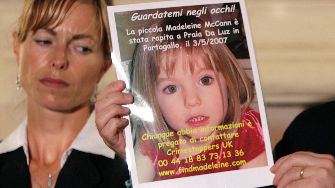 Die Mutter der vermissten Maddie McCann (links) und ihr Ehemann bemühen sich seit Jahren um eine Aufklärung in dem Fall. Jetzt soll eine neue Suchaktion in Portugal neue Erkenntnisse liefern. (Archivbild)