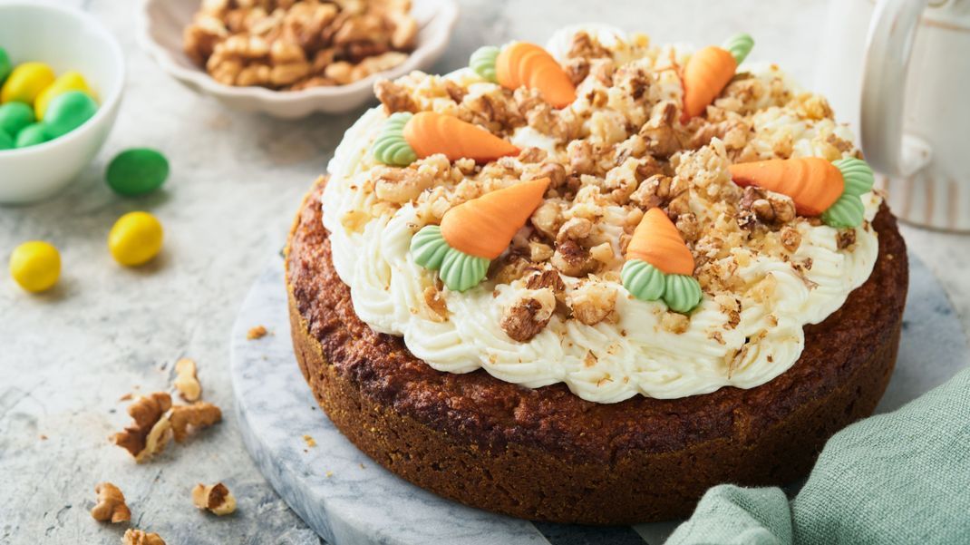 Ein Highlight auf der Ostertafel: Von unserem Karottenkuchen kannst du ruhig zwei Stück essen. Mindestens!