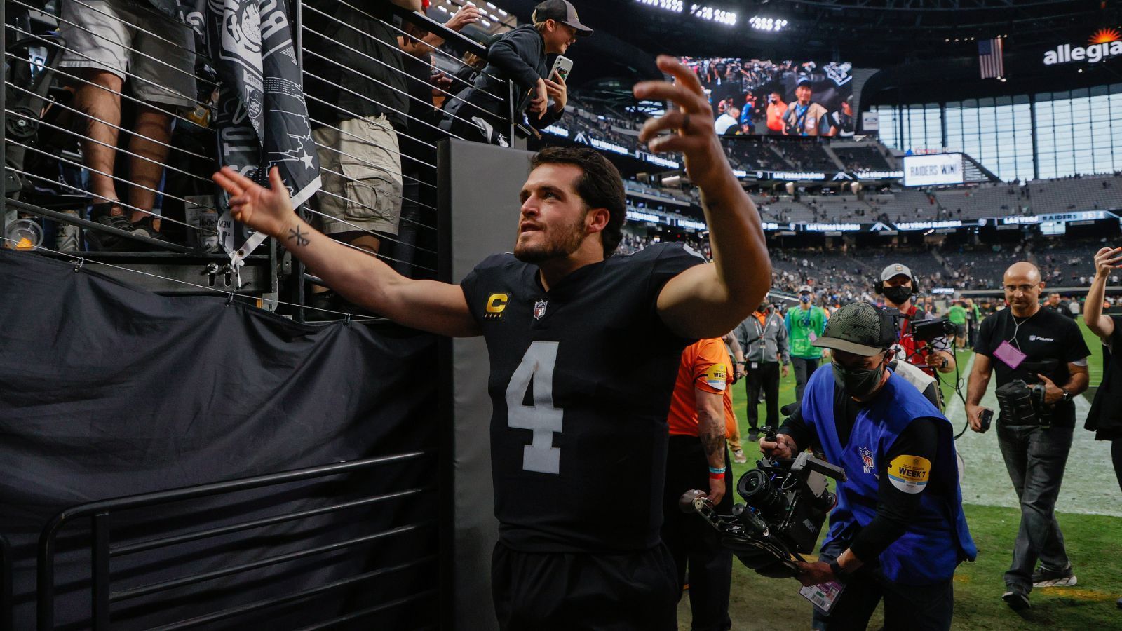 
                <strong>Platz 9: Derek Carr (Las Vegas Raiders)</strong><br>
                Derek Carr spielt dieses Jahr die wohl beste Saison seiner Karriere. Während die Raiders wegen der E-Mail-Entgleisungen von Jon Gruden und der Entlassung von Henry Ruggs eher abseits des Feldes Aufmerksamkeit bekommen, würde sich ein Blick auf das Feld mehr als lohnen. Dort zeigt Carr nämlich, dass er zu den besseren Quarterbacks dieser Liga gehört: 320 Yards pro Spiel sind der zweitbeste Wert der NFL, gerade beim Deep-Ball ist Carr in dieser Spielzeit einer der konstantesten und gefährlichsten Playmaker der Liga. Überraschend dagegen ist, dass der Raiders-Quarterback im Kurzpassspiel Schwächen offenbart. Insgesamt spielt Carr nichtsdestotrotz eine überzeugende Saison.
              