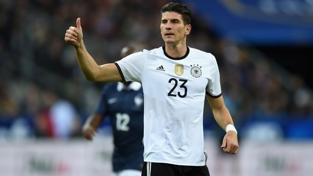 
                <strong>Mario Gomez</strong><br>
                Mario Gomez: Lief viel mit nach hinten und war sichtlich bemüht. Musste in der 43. Minute das Tor machen, vergab aber völlig frei. Kämpfte und ackerte und musste in der 57. Minute einen Elfmeter bekommen. ran-Note: 2.
              