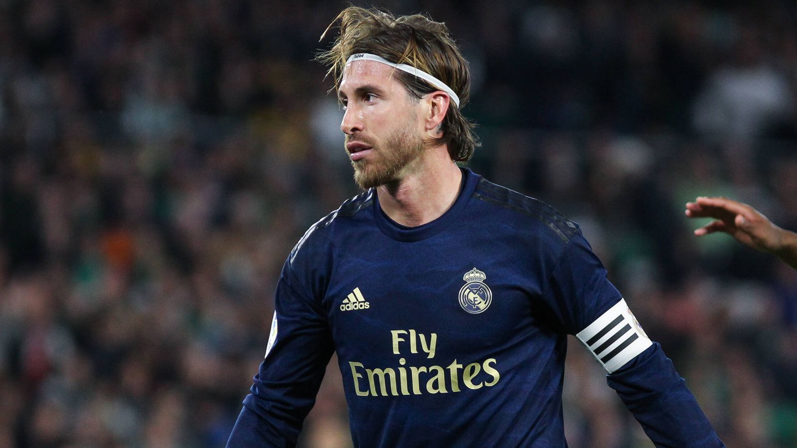 
                <strong>Sergio Ramos</strong><br>
                Mr. Madrid, ein aktuelles Gesicht des Klubs. Seit er 19 Jahre alt ist, spielt und kämpft er unermüdlich für Real Madrid. Der "Bad Boy" ist wegen seiner oft rustikal-hinterlistigen Art der wohl meistgehasste Madrilene der Geschichte. Für Real aber unverzichtbar.
              