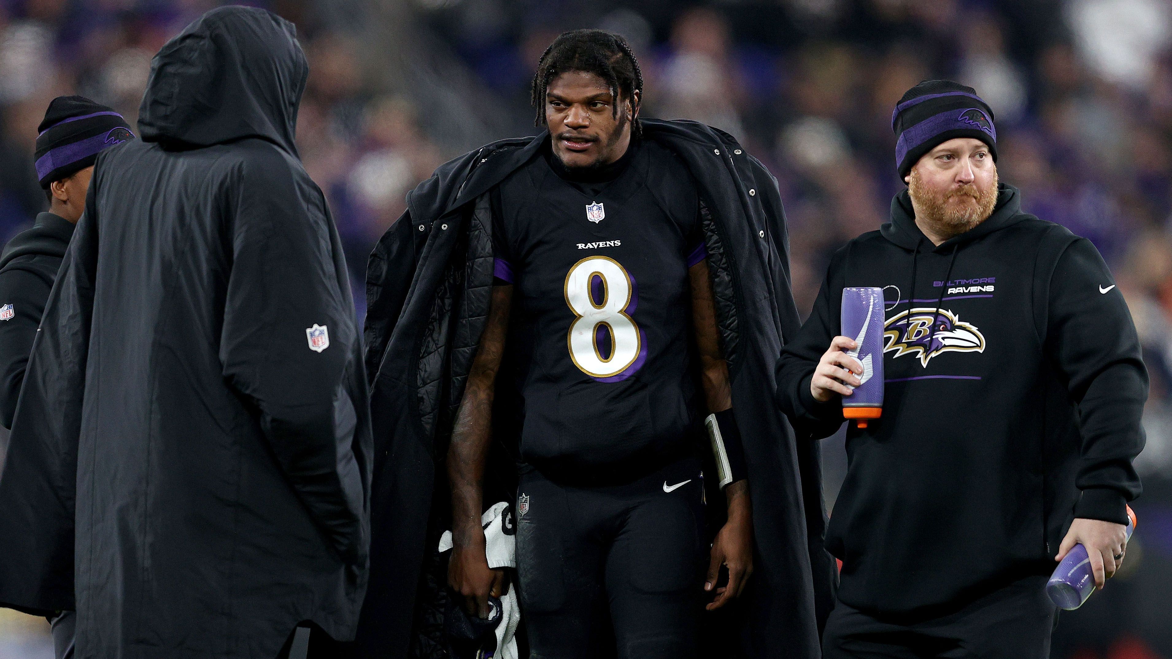 
                <strong>AFC North: Baltimore Ravens (8-3) - Die Stärken</strong><br>
                Eine Offense mit Lamar Jackson (Mi.) ist zu allem fähig. Zwei Jahre nach seiner MVP-Saison ist der Quarterback einmal mehr das Aushängeschild der Ravens, die von Jacksons einzigartigen Fähigkeiten als mobiler Spielmacher profitieren. Mit Mark Andrews, Rashod Bateman und Marquise "Hollywood" Brown steht Head Coach John Harbaugh eine gefährliche und vor allem junge Offensive zur Verfügung, die eine Partie jederzeit auf den Kopf stellen kann. An guten Tagen ist Baltimore kaum zu stoppen.
              