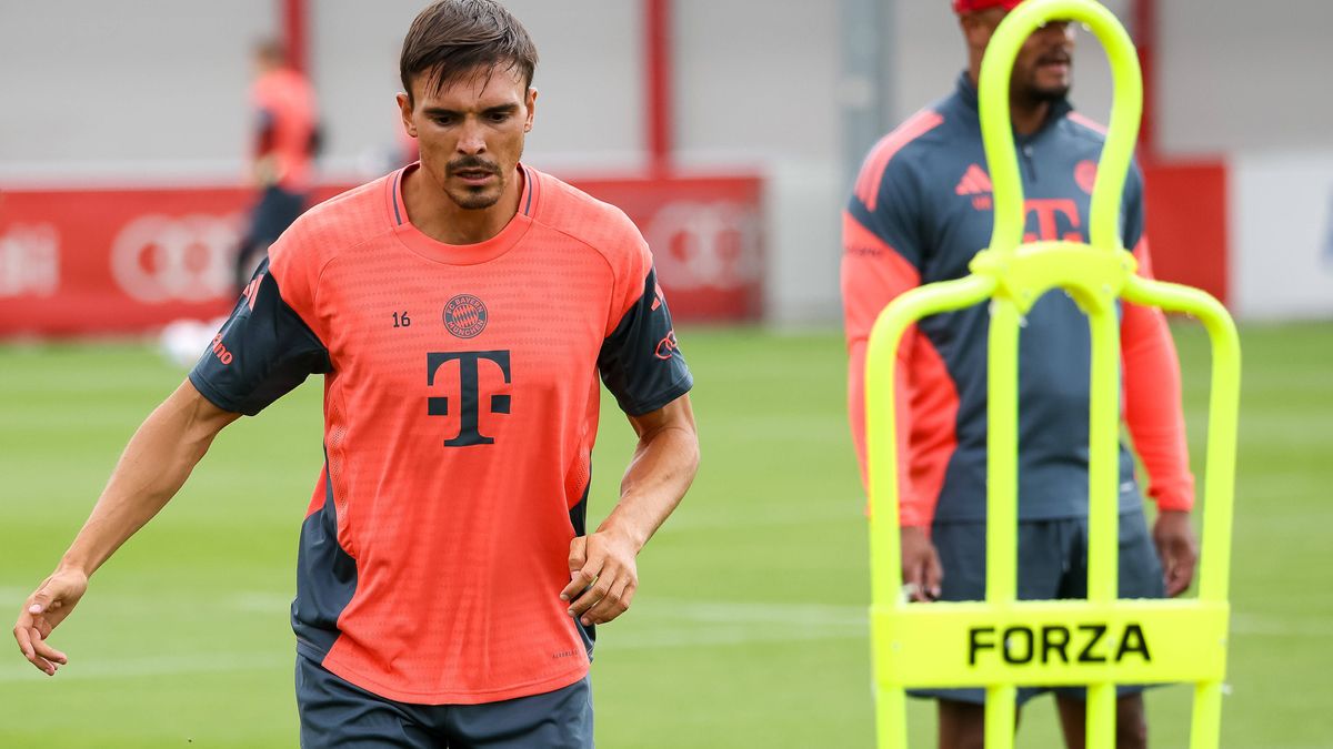 Joao Palhinha (FC Bayern Muenchen, 16) mit Vincent Kompany (FC Bayern Muenchen, Cheftrainer), GER, Training, FC Bayern Muenchen, Fussball, Saison 2025 2026, 31.07.2025, GER, Training, FC Bayern Mue...