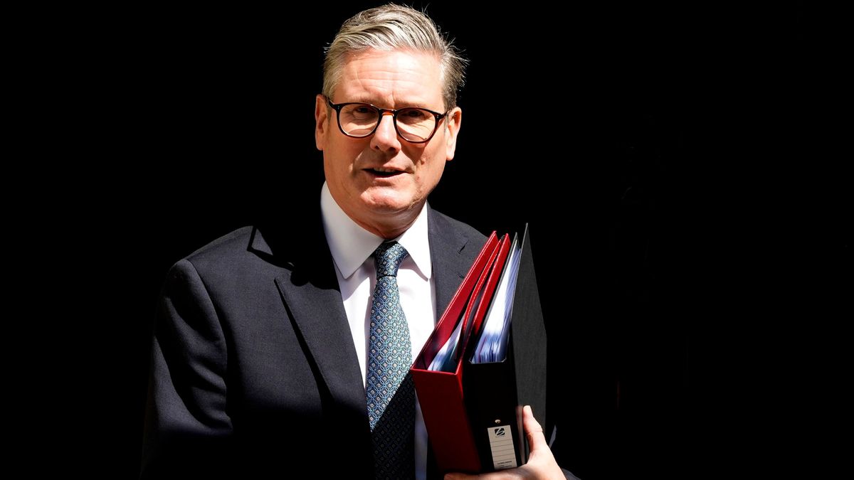 Der britische Premierminister Keir Starmer verlässt Downing Street 10.