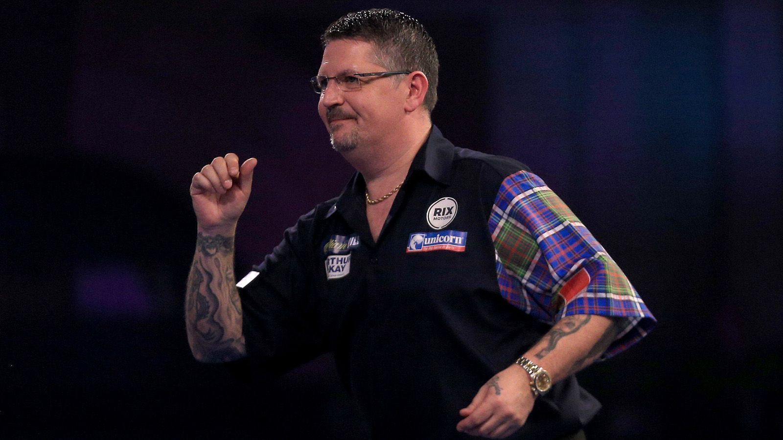 
                <strong>Gary Anderson (Schottland) </strong><br>
                Spitzname: Flying ScotsmanProfi seit: 2006Weltrangliste Platz: 4Einlaufmusik: "Jump Around" von House of PainErfolge: PDC-WM: Weltmeister 2015 und 2016World Matchplay: Sieger 2018Premier League Darts: Sieger 2011 und 2015UK Open: Sieger 2018Players Championship Finals: Sieger 2014Champions League of Darts: Sieger 2018Pro Tour: Über 20 Turniersiege
              