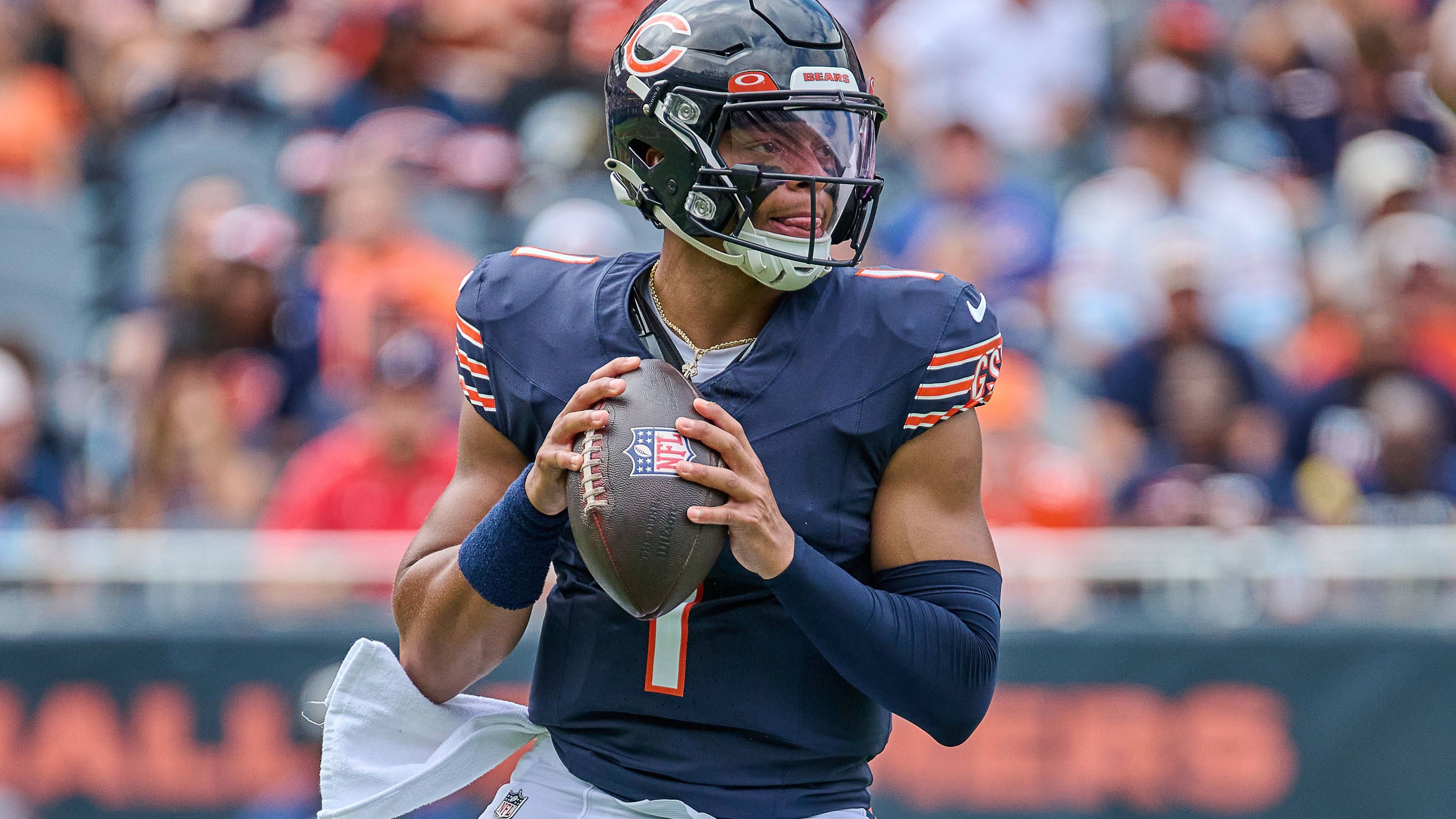 <strong>Justin Fields (Chicago Bears)</strong><br>Auch Justin Fields geht in sein drittes Jahr bei den Chicago Bears. Die Hoffnungen sind groß in der "Windy City", dass Fields die Zukunft der Bears sein könnte und endlich mal konstant Erfolge eingefahren werden können.