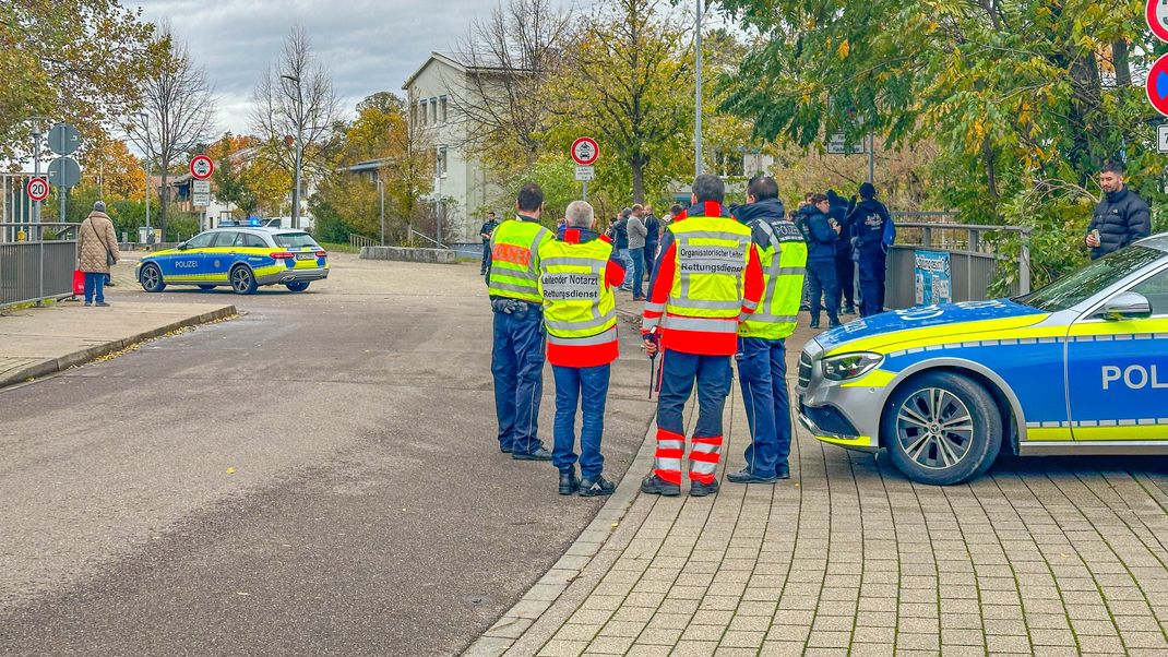 Bei einem Großeinsatz der Polizei an einer Schule ist ein Tatverdächtiger festgenommen worden. Die Schüler seien zu ihrer Sicherheit in ihren Klassenräumen, teilte die Polizei mit.