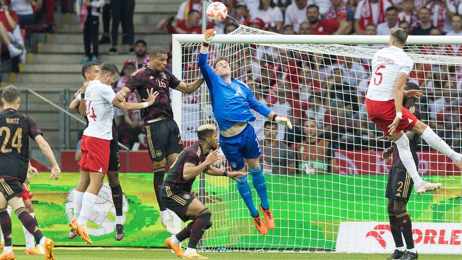 
                <strong>TOR: Marc-Andre ter Stegen </strong><br>
                Am 31-Jährigen geht kein Weg vorbei. Seit Jahren spielt er beim FC Barcelona auf höchstem internationalem Niveau und stellte in der Liga den Uralt-Rekord der meisten Zu-Null-Spiele ein. Gleichzeitig ist Manuel Neuer nicht nur bald 38 Jahre alt, sondern vor allem ist es nach seiner schweren Beinverletzung völlig unklar, wann und vor allem in welcher Form er ins Tor zurückkehrt. 
              