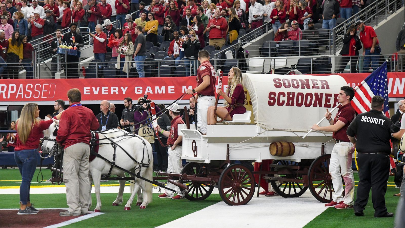 
                <strong>Sooner Schooner</strong><br>
                Der Sooner Schooner ist, auch als Ausdruck der Verbundenheit zu dieser Geschichte, offizielles Maskottchen der Universität und stellt einen Schoner dar, wie er wohl auch zu den Zeiten der Pioniere eingesetzt wurde. Gezogen von einem Pferdegespann fährt der Schoner nicht nur zum Einlauf der Mannschaft mit auf das Spielfeld, sondern wurde in seiner Geschichte auch immer wieder losgeschickt, um einen Touchdown oder auch nur ein Field Goal zu feiern. Damit geht man heute jedoch deutlich sparsamer um, nicht zuletzt, weil sich die Unfälle des Schoners häuften. Erst in der Saison 2019 fiel der Wagen bei einer Rundfahrt im zweiten Quarter gegen West Virginia in einer scharfen Linkskurve auf die Seite und beide Insassen samt Wagenaufbau fielen auf das grüne Spielfeld - glücklicherweise blieben alle Beteiligten unverletzt.
              