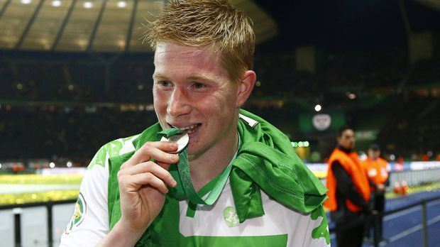 
                <strong>August 2015: Kevin de Bruyne wird verkauft</strong><br>
                Doch die Mannschaft konnte nicht zusammengehalten werden. Der schleichende Niedergang des VfL begann mit dem Verkauf von Kevin de Bruyne. Der Belgier und auch der VfL konnten dem 75-Millionen-Angebot von Manchester City nicht widerstehen, der Star verließ im August 2015 die Autostadt. Auch Ivan Perisic verabschiedete sich.
              