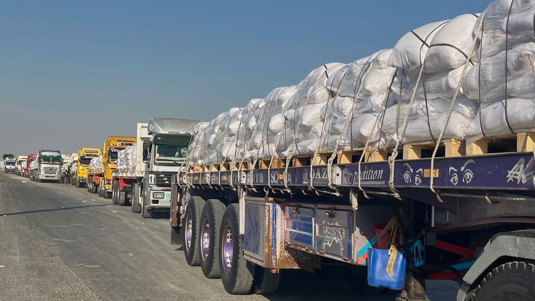 Lastwagen mit humanitären Hilfsgütern warten im Gazastreifen auf Einlass.