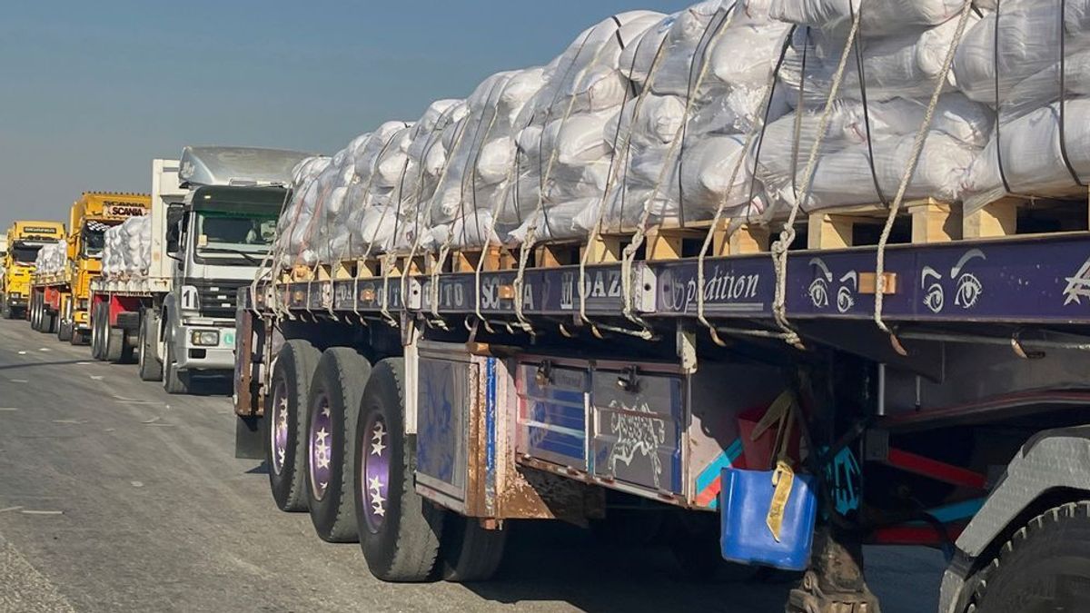 Lastwagen mit humanitären Hilfsgütern stehen am Grenzübergang Rafah zwischen Ägypten und dem Gazastreifen an.