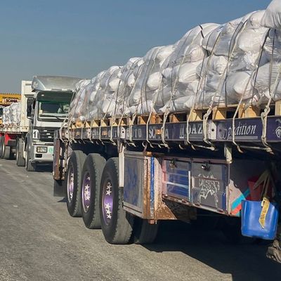 Lastwagen mit humanitären Hilfsgütern stehen am Grenzübergang Rafah zwischen Ägypten und dem Gazastreifen an.