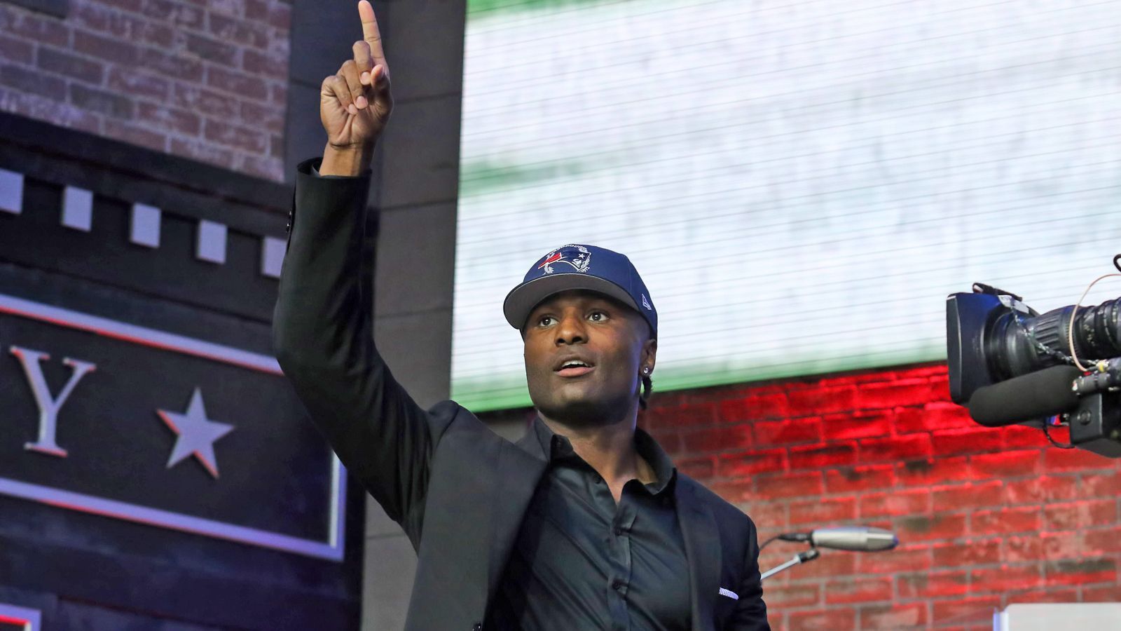 
                <strong>Draft 2019, Pick 45: Joejuan Williams</strong><br>
                Auch im diesjährigen Draft zogen die Patriots also noch Nutzen aus dem Garoppolo-Trade. Den Zweitrunden-Pick, den der Super-Bowl-Champion 2018 von den Chicago Bears erhalten hatte, setzten Belichick und Co in einem Paket mit einem anderen Pick ein, um sich Cornerback Joejuan Williams zu schnappen.
              