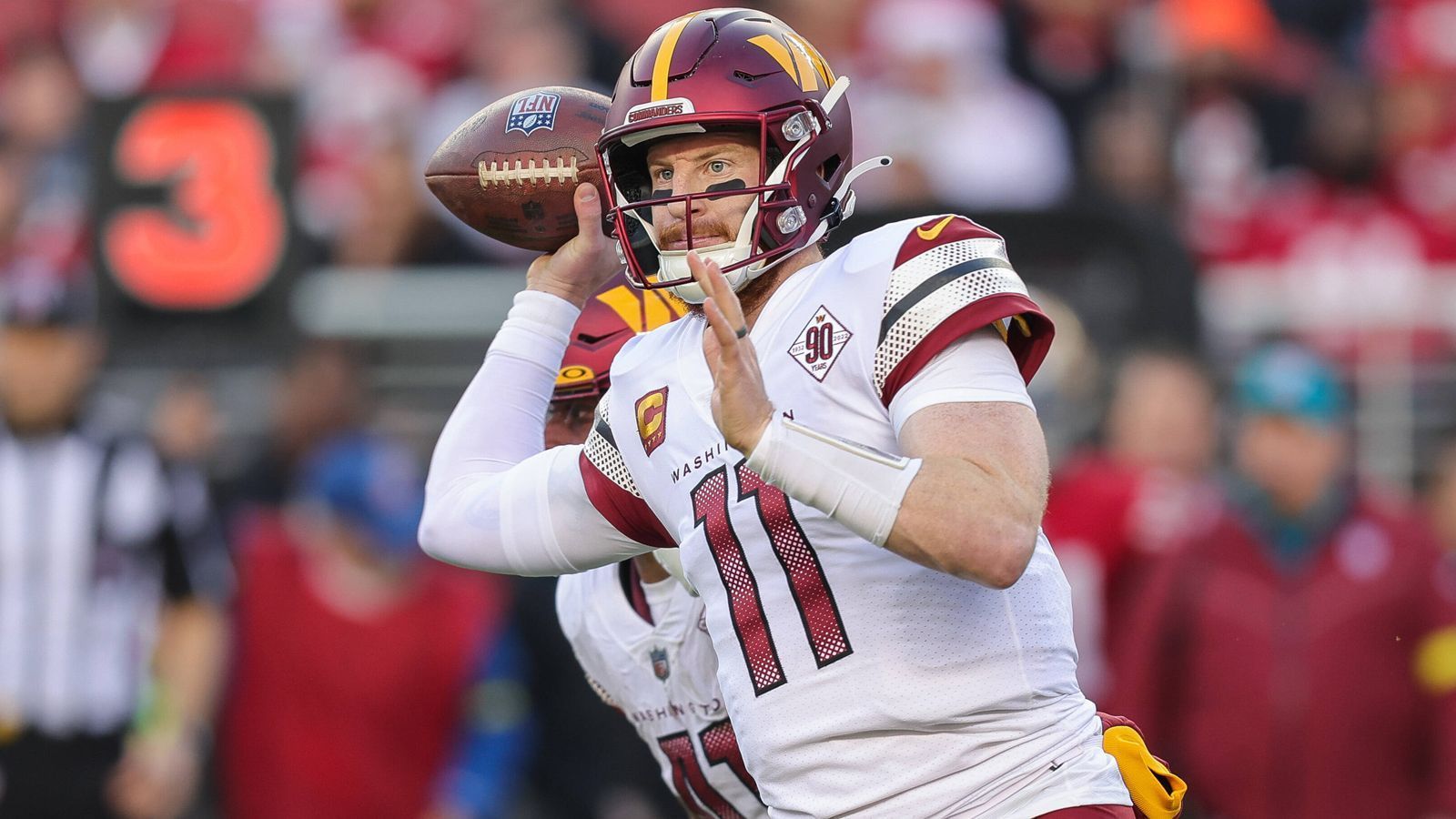 
                <strong>Carson Wentz</strong><br>
                Carson Wentz hat in seiner ersten Saison als Quarterback der Washington Commanders nicht komplett überzeugt. In seinen sieben Einsätzen warf er für 1612 Yards, elf Touchdowns und sechs Interceptions. Er steht zwar auch 2023 in Washington unter Vertrag. Allerdings haben die Commanders eine Ausstiegsoption. Wird diese gezogen, könnte Wentz eine Option für die Raiders sein.
              