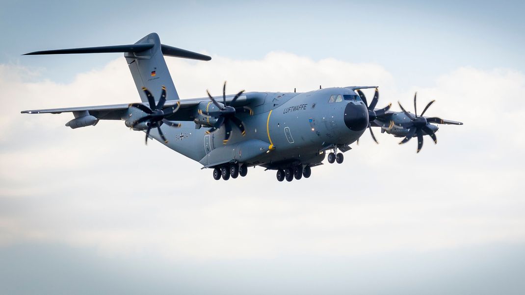 Ein Transportflugzeug vom Typ Airbus A400M der Bundeswehr hat am Donnerstag (3. August) den Flughafen in Niamey, Niger verlassen und landete danach im deutschen Wunstorf, in der Nähe von Hannover.