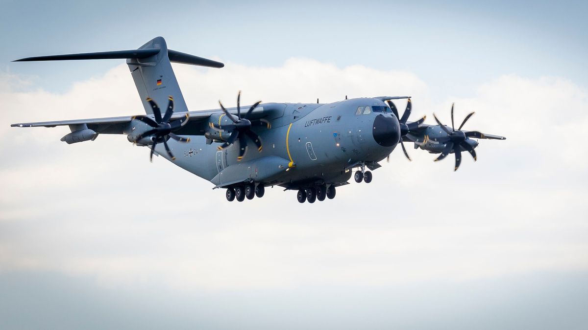 Ein Transportflugzeug vom Typ Airbus A400M der Bundeswehr hat am Donnerstag (3. August) den Flughafen in Niamey, im Niger verlassen und landete danach in Wunstorf.