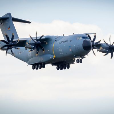 Ein Transportflugzeug vom Typ Airbus A400M der Bundeswehr hat am Donnerstag (3. August) den Flughafen in Niamey, im Niger verlassen und landete danach in Wunstorf.