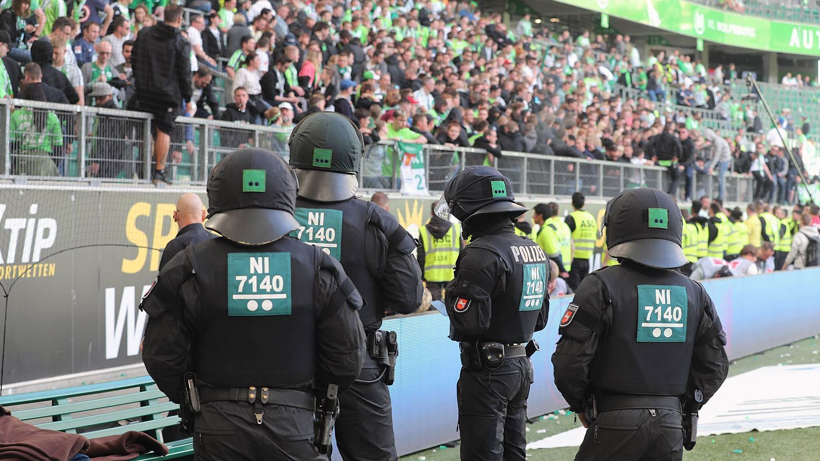 
                <strong>Täteridentifizierung lohnt sich</strong><br>
                Im Rahmen des neuen Strafenkatalogs versucht der DFB, die Vereine bei der Verfolgung und Identifizierung der Täter zu animieren. So können Vereine wohl bei entsprechender Identifizierung von mehr als der Hälfte der Täter (bis hin zu allen Beteiligten) bei Fan-Fehlverhalten um 75 Prozent der Höhe der jeweiligen Bestrafung herumkommen (25 Prozent Reduzierung, wenn mindestens ein Täter ermittelt wird, 50 Prozent, wenn die Hälfte der Täter identifiziert werden). Und: Sollte sich ein Täter anschließend ehrenamtlich im Sport oder Sozialprogrammen engagieren, könnte die Strafe gegen den Verein angeblich sogar um ganze 90 Prozent reduziert werden.
              