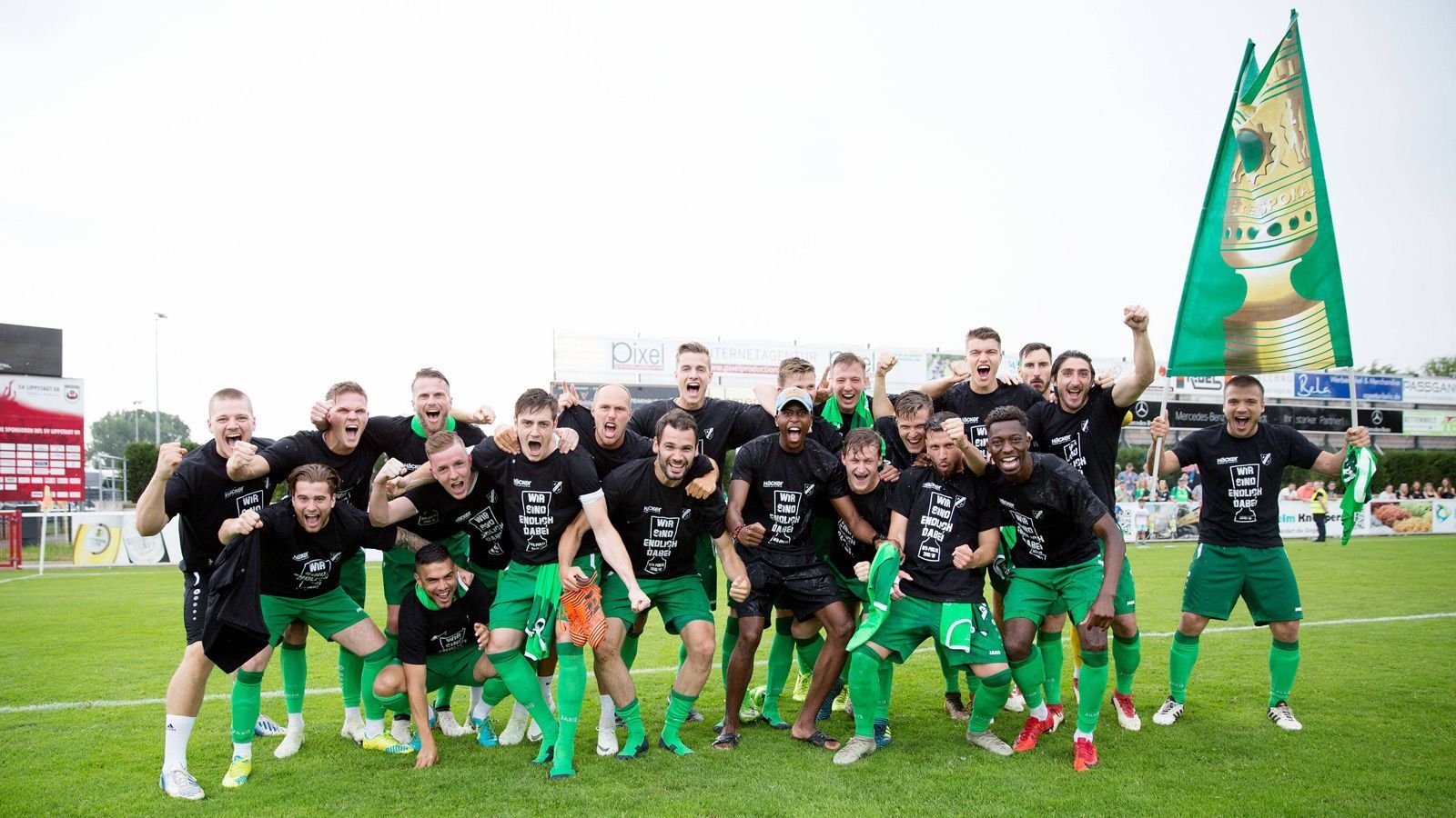 
                <strong>Rödinghausen komplettiert DFB-Pokal-Feld</strong><br>
                Der SV Rödinghausen ergatterte sich als letzte Mannschaft ein Ticket für die DFB-Pokal-Saison 2018/2019. Als bester Regionalligist aus Westfalen traf Rödinghausen Ende Mai im Entscheidungsspiel auf den Meister der Oberliga Westfalen, SV Lippstadt. Der Regionalligist setzte sich mit 3:1 gegen Lippstadt durch und qualifizierte sich somit erstmals für den DFB-Pokal.
              