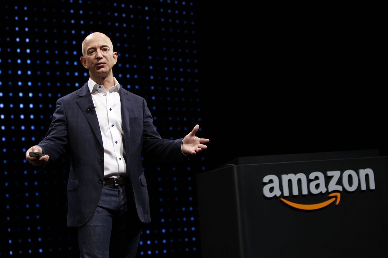 Platz 2: Jeff Bezos. Der Gründer von Amazon, der mit dem weltgrößten Online-Versandhandel von der Corona-Krise profitiert, ist mit geschätzten 187 Milliarden Dollar "nur" noch der zweitreichste Mensch der Welt. Anfang 2020 versprach er, über den Bezos Earth Fund 10 Milliarden Dollar für den Klimaschutz zu spenden - im November 2020 flossen 791 Millionen Dollar an verschiedene Organisationen. Kritiker halten diese Summe(n) jed