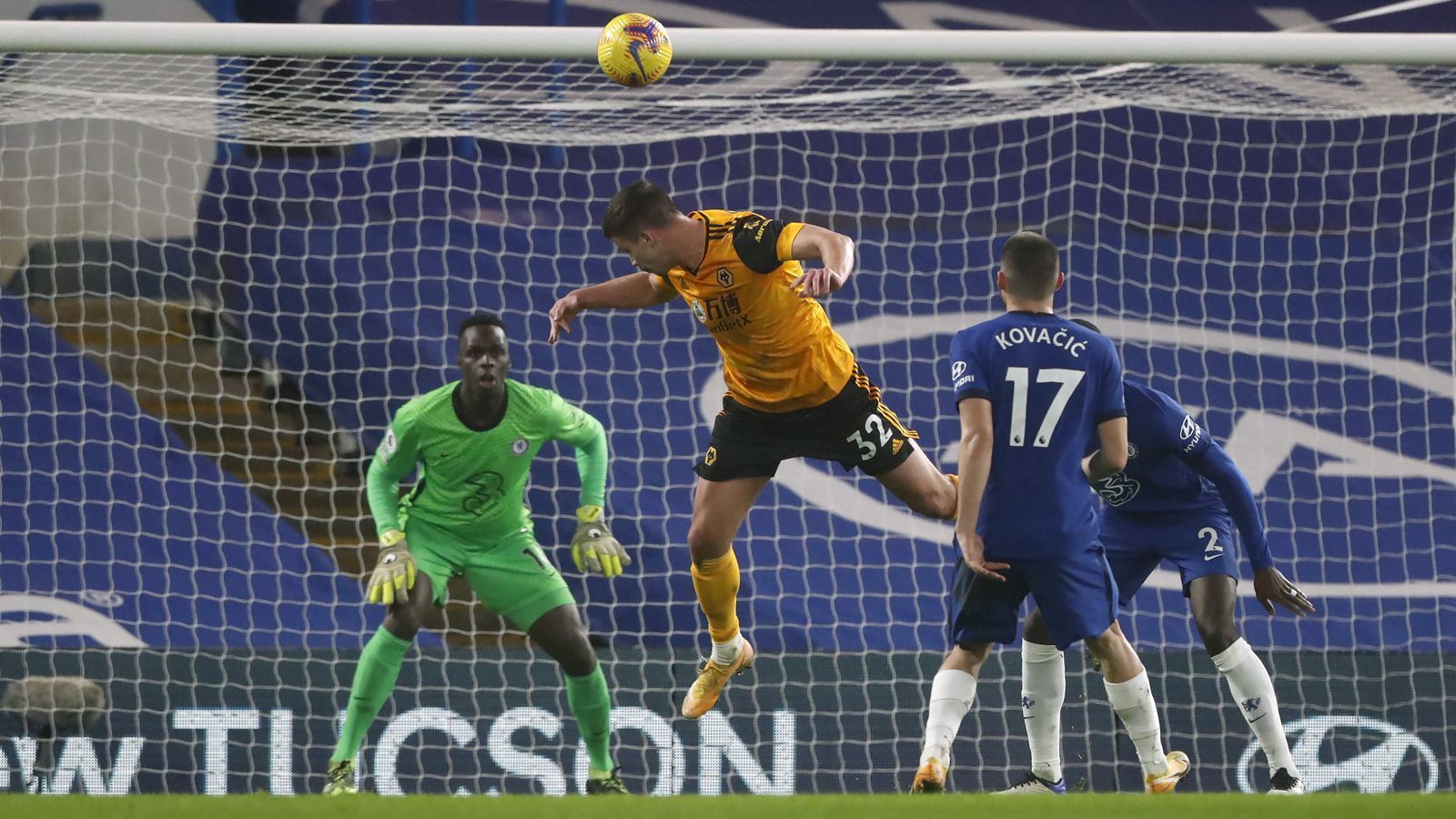 
                <strong>FC Chelsea: So lief das Debüt von Coach Thomas Tuchel</strong><br>
                Immerhin in der zuletzt immer wieder anfälligen Defensive ließ Chelsea über weite Strecken kaum etwas anbrennen. Erst in der 71. Minute kam Wolverhampton zur ersten und auch einzigen Topchance - und dabei hatte Chelsea doch mächtig Glück. Pedro Neto traf per Lupfer nur die Oberkante der Latte.
              