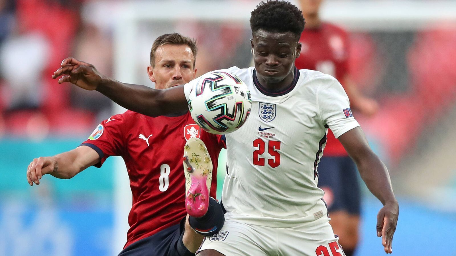 
                <strong>Bukayo Saka</strong><br>
                In seinem erst sechsten Länderspiel bringt der Youngster des FC Arsenal ordentlich Tempo über rechte Seite, sein Antritt im Vorfeld des 1:0 ermöglicht den Führungstreffer der "Three Lions". Saka ist sehr beweglich und rennt der tschechischen Abwehr in der ersten Hälfte einige Male davon. In Hälfte zwei deutlich unauffälliger. Wird in der 84. Minute von Jadon Sancho ersetzt. ran-Note: 3
              