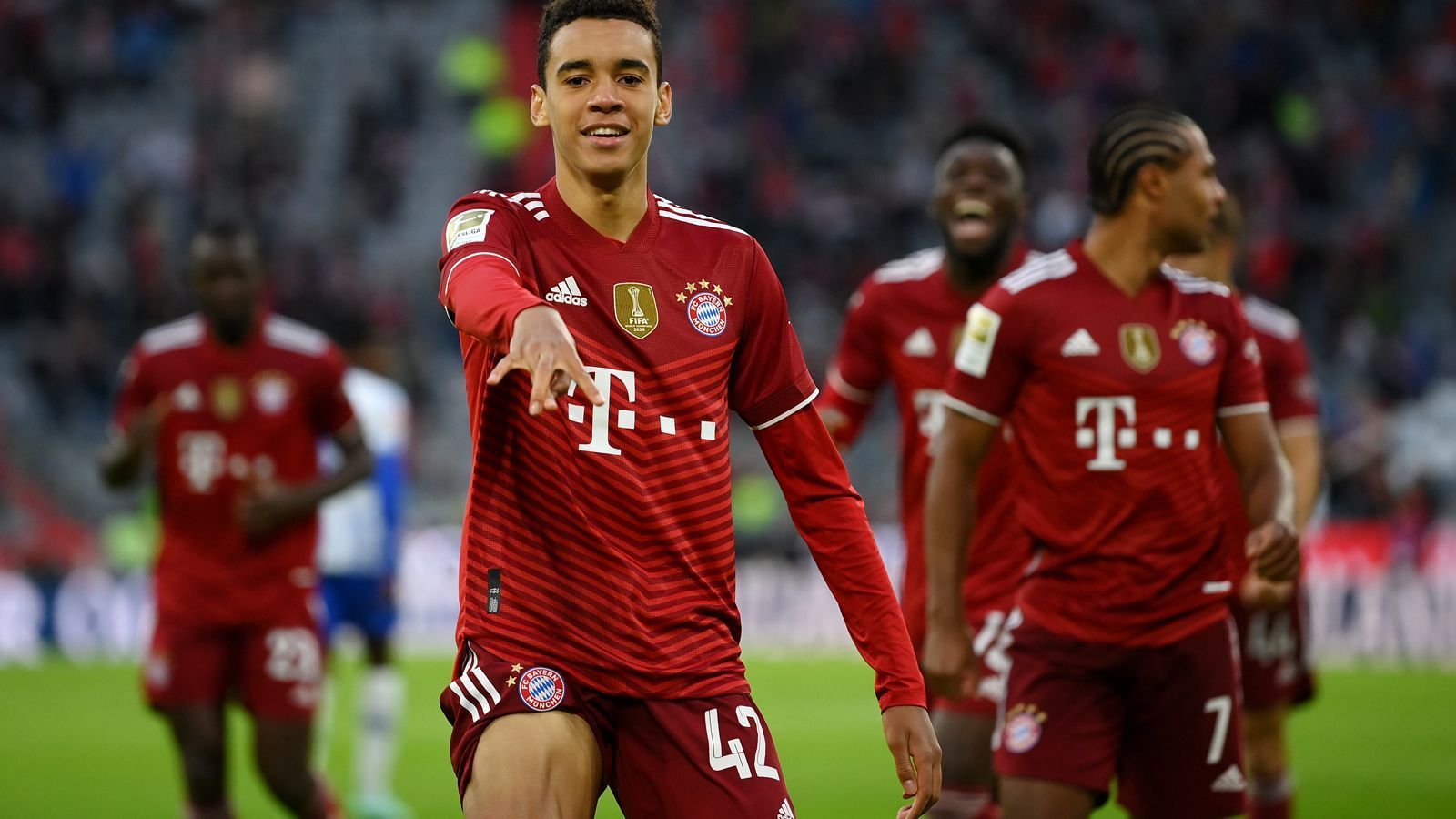 
                <strong>Wer wird der neue Golden Boy?</strong><br>
                Aus 40 Nominierten wird die Sportzeitung "Tuttosport" den Golden Boy 2021 auswählen. Zur Wahl stehen bekannte und unbekannte Gesichter. Wer tritt die Nachfolge Erling Haaland an? ran zeigt, wer in welcher Liga nominiert wurde.
              