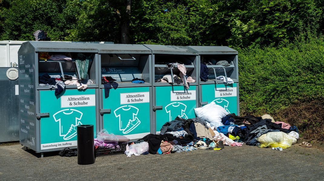 Die Altkleidercontainer in Deutschland sind oftmals überfüllt. Anders sieht es in der restlichen EU aus. Dort werden nur rund 22 Prozent der getragenen Kleidung in speziellen Sammelsystemen entsorgt. (Symbolbild)