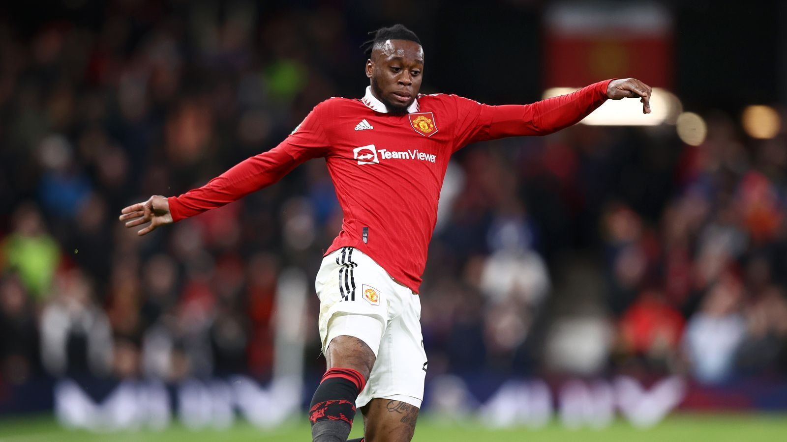 
                <strong>Aaron Wan-Bissaka (Manchester United)</strong><br>
                Macht in der Abwehr ein relativ unauffälliges Spiel. Beim Gegentor durch Grealish ist der Verteidiger alles andere als im Bilde und lässt den Angreifer ungehindert einköpfen. In der Offensive setzt er ein, zwei Ausrufezeichen mit einem Torschuss, einem Move für das Poesiealbum und einigen Flanken. ran-Note: 3
              