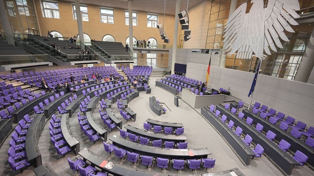 Der Plenarsaal des Bundestages im Reichstagsgebäude