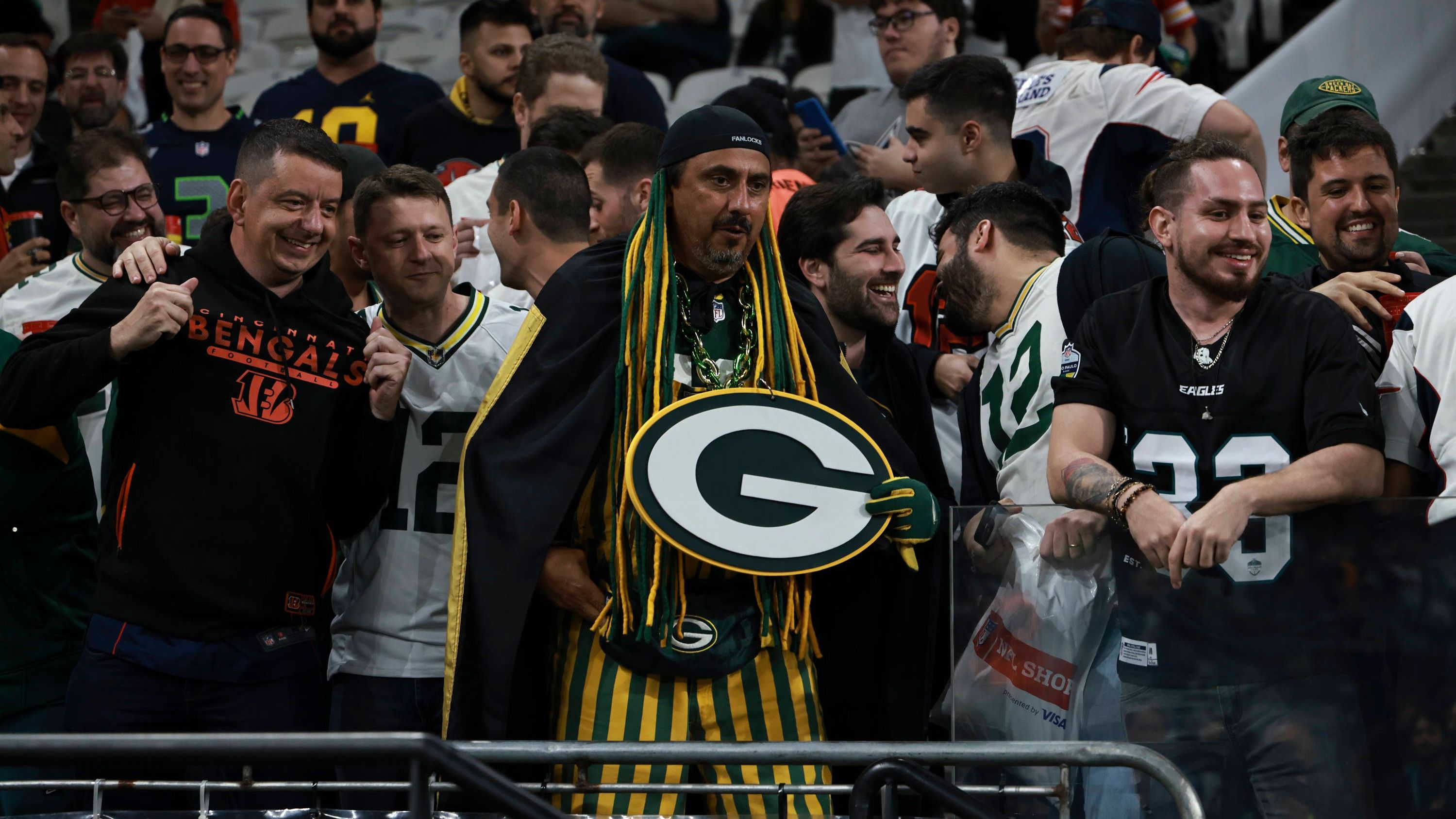 <strong>Bunte NFL-Mischung</strong><br>Packers-Fans in der Überzahl? Schwer zu sagen. Wie man es auch von den London-Games oder Spielen in Frankfurt und München kennt, versammelt sich die gesamte NFL-Community in Sao Paulo. Jeder war happy, dass er Karten bekommen hatte, ganz gleich, von welchem Team er Fan ist.