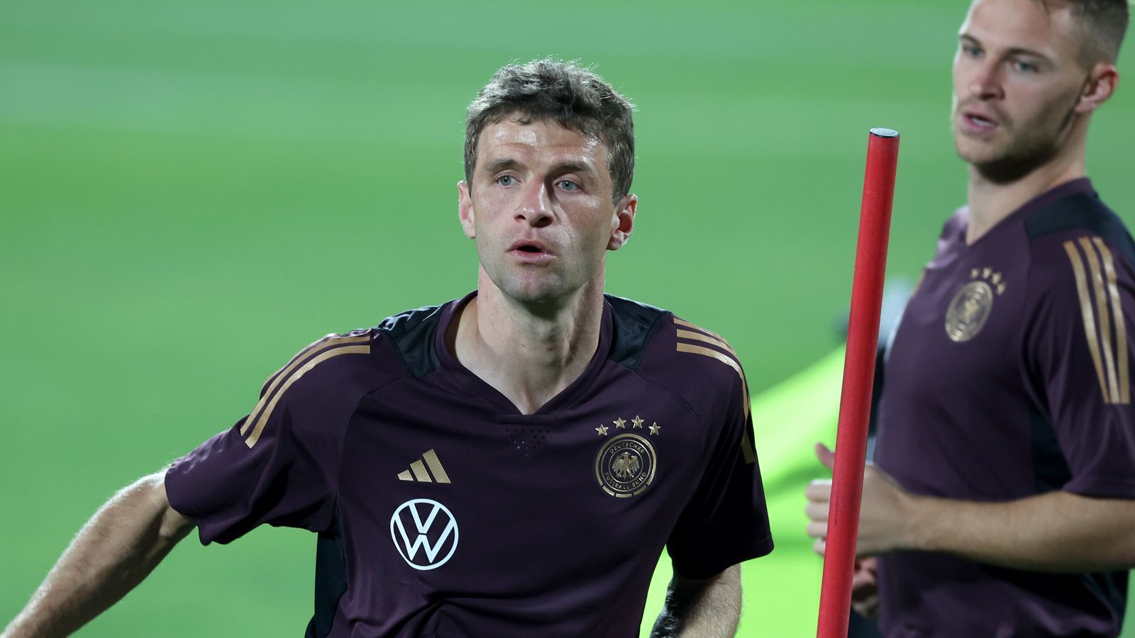 
                <strong>One-Love-Diskussion: Thomas Müller meldet sich zu Wort</strong><br>
                "Aufgrund der Entscheidung aller betroffenen Fußballverbände, die Binde bei den Spielen nicht zu tragen, stehen auch der DFB und wir Spieler in der Kritik. Ich kann die Kritik nachvollziehen und akzeptieren, teile diese Ansicht aber nicht!", schrieb Müller. Der Spieler des FC Bayern München verwies auf das soziale Engagement der Nationalspieler und stellte dann klar, worum es ihm geht. "Wer von uns Fußballern erwartet, dass wir unseren Pfad als Sportler komplett verlassen und unsere sportlichen Träume, für die wir ein Fußballerleben lang gearbeitet haben, aufgeben, um uns politisch noch deutlicher zu positionieren, der wird enttäuscht sein", schrieb: "Wer die ganze Situation differenziert betrachten kann, der wird uns hoffentlich in den nächsten Wochen voll unterstützen und uns den Rücken stärken."
              