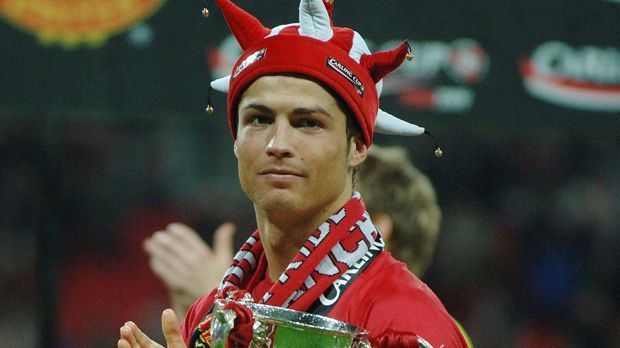 
                <strong>Sturm: Cristiano Ronaldo</strong><br>
                Auch der Portugiese ist noch aktiv, wird inzwischen bei Real Madrid jährlich zum Weltfußballer gewählt. Bei Manchester United spielte er von 2003 bis 2009 und reifte dort zum Weltstar.
              