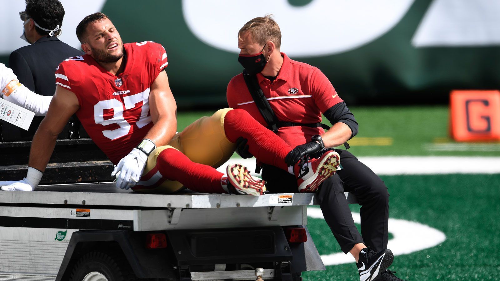 
                <strong>Nick Bosa (San Francisco 49ers)</strong><br>
                Besonders hart traf es diese Woche den amtierenden NFC-Champion, die San Francisco 49ers. So musste Star-Pass-Rusher Nick Bosa das Spiel gegen die New York Jets mit einer Knieverletzung vorzeitig beenden. Head Coach Kyle Shanahan vermutete nach dem Spiel, dass sich der amtierende Defense Rookie of the Year wohl das Kreuzband gerissen haben könnte. Bestätigt sich die Vermutung des Cheftrainers, würde Bosa wohl für die restliche Saison ausfallen.
              