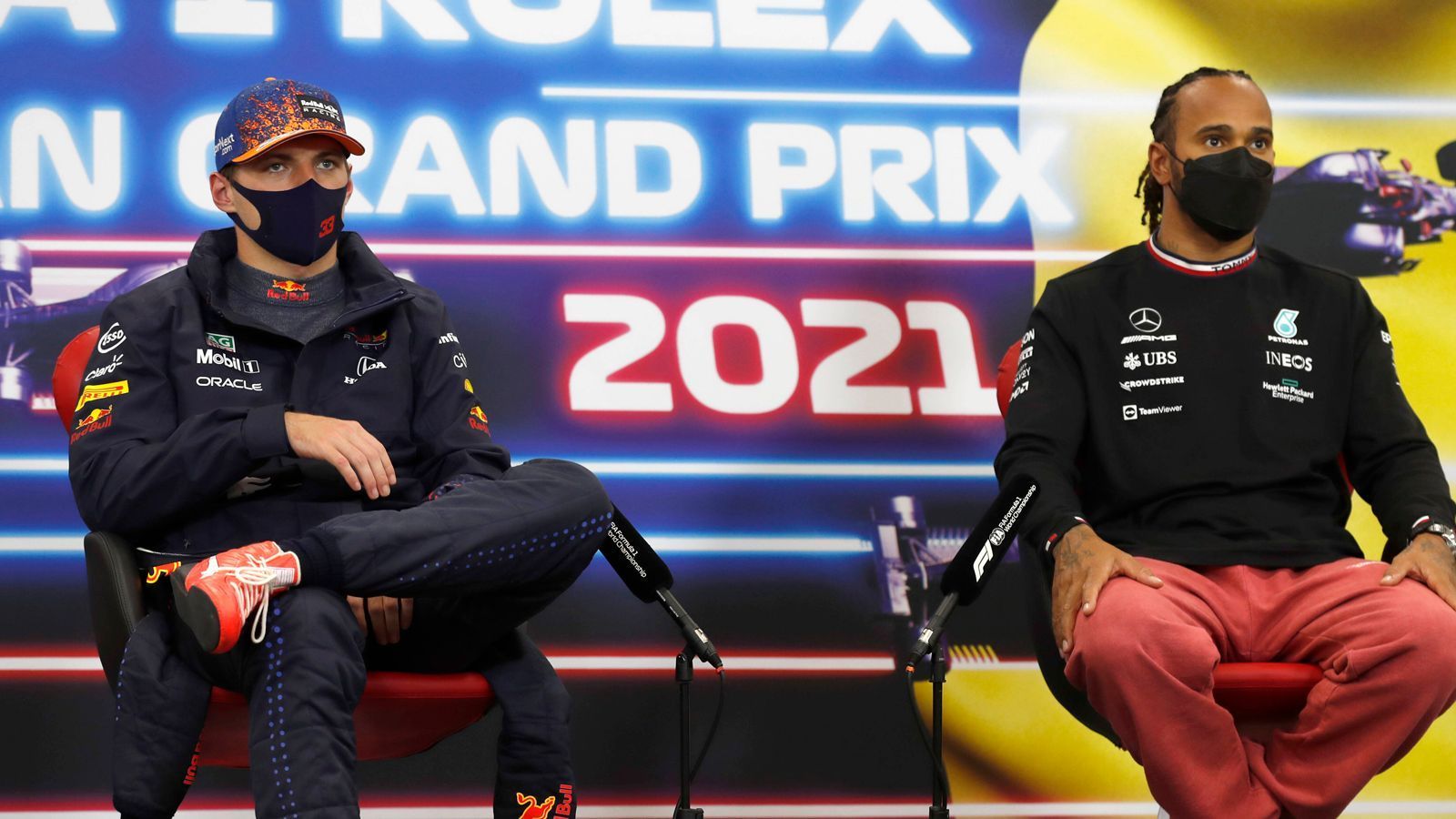 
                <strong>Rivale</strong><br>
                Die neue Rivalität mit Max Verstappen hat es in sich. Zwei unterschiedliche Generationen, zwei verschiedene Typen, zwei Fahrweisen - Hamilton vs. Verstappen wurde 2021 mit dem legendären Duell Ayrton Senna vs. Alain Prost verglichen. Eine Fortsetzung des intensiven Zweikampfs wird auch Hamilton erleben wollen - dafür ist er schließlich Rennfahrer geworden.
              