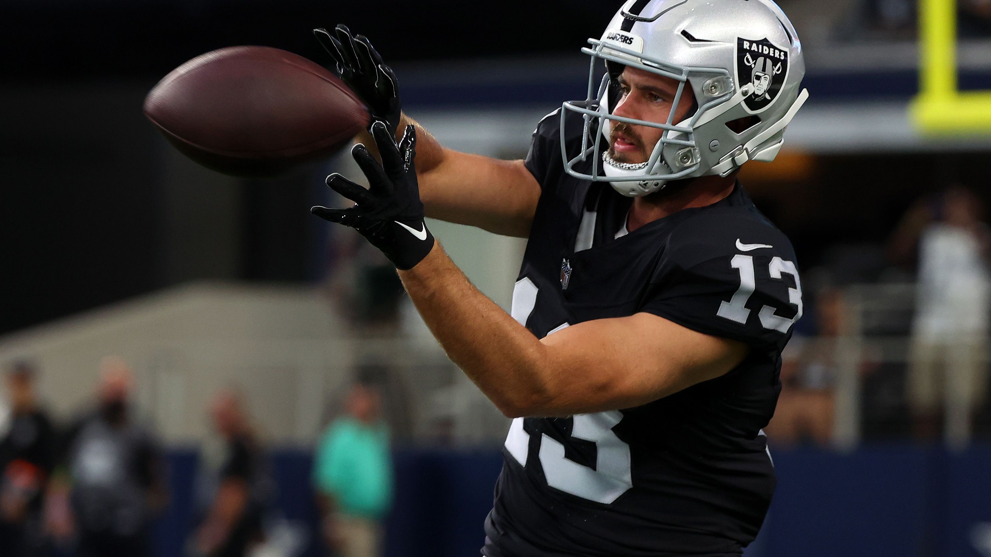 <strong>Hunter Renfrow (Las Vegas Raiders)</strong><br> Gehen könnte auch Renfrow, der noch bis nach der Saison 2024 gebunden ist. Nach 103 Catches für 1038 Yards und neun Touchdowns im Jahr 2021 zählt der 27-Jährige zu den großen Verlierern unter Head Coach Josh McDaniels. 2022 spielte er seine bisher schwächste Saison (36 Catches, 330 Yards, zwei TDs), 2023 verlor er seinen Stammplatz an Tre Tucker.