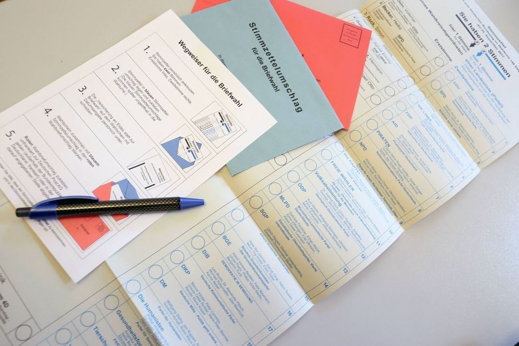 Bei der Bundestagswahl 2017 bekamen die Briefwähler ein solches Paket an Wahlzetteln und Unterlagen zugeschickt.