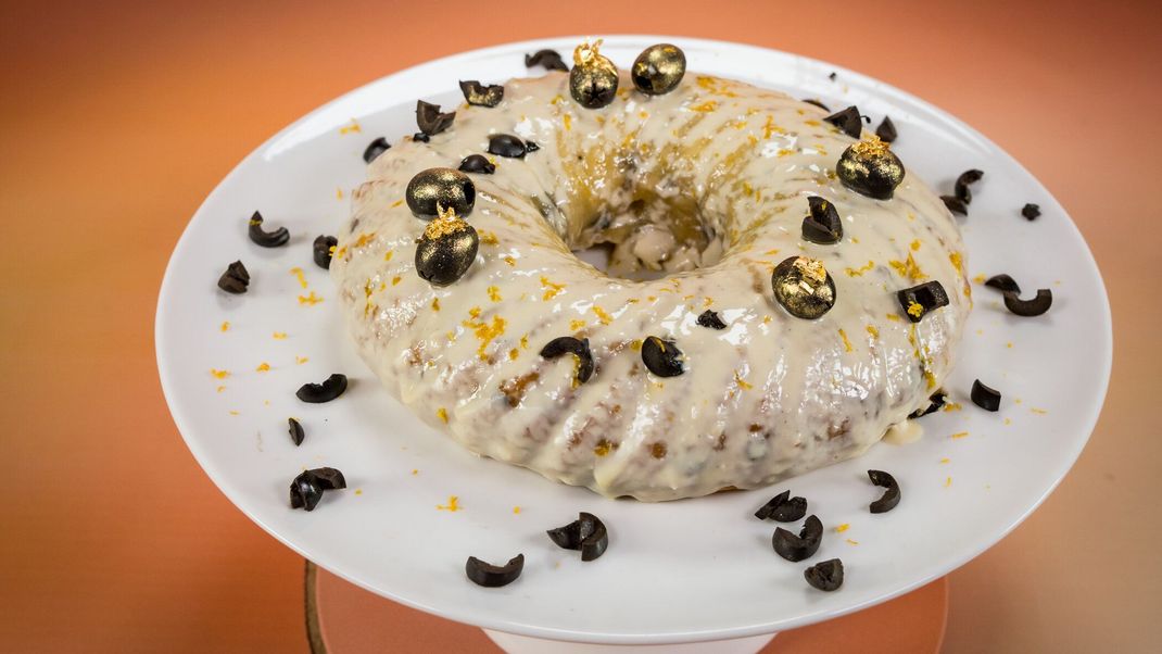 Gugelhupf mit karamellisierten schwarzen Oliven und weißer Schokoladenglasur