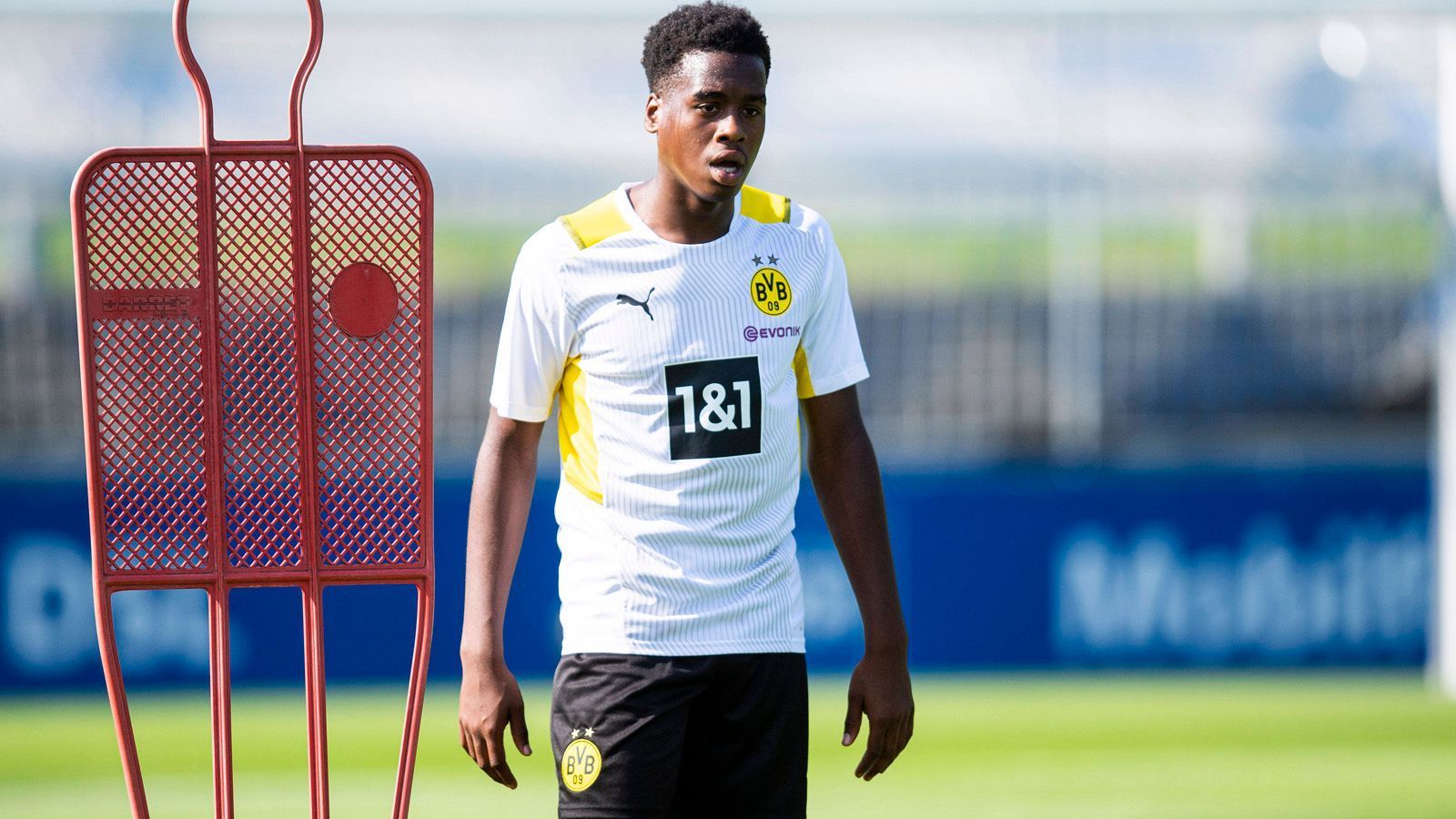 
                <strong>Jamie Bynoe-Gittens – Ein Spielertyp wie Jadon Sancho?</strong><br>
                Jamie Bynoe-Gittens reiste ebenfalls mit dem BVB in das Trainingslager nach Bad Ragaz (Schweiz). Der 16-Jährige wechselte bereits im vergangenen Jahr von Manchester City nach Dortmund. Mit seiner Schnelligkeit, seinen technischen Finessen und seinen starken Dribblings gilt er als ein ähnlicher Spielertyp wie der abgewanderte Jadon Sancho. "Er ist ein hochveranlagter Außenspieler", lobt Sportdirektor Michael Zorc.   
              