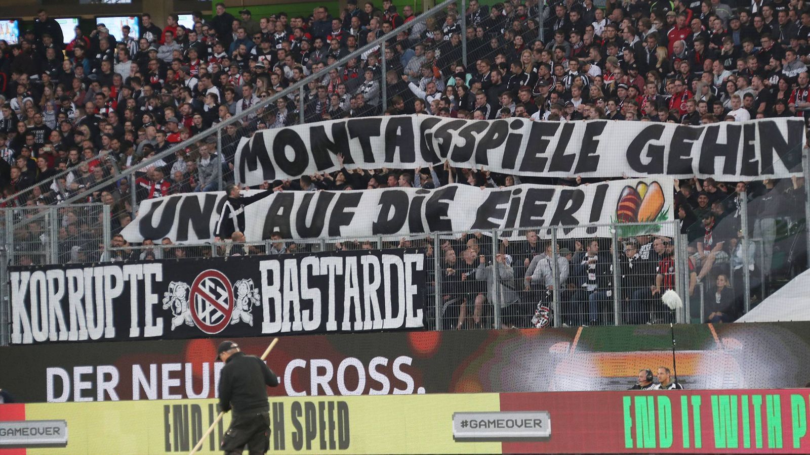 
                <strong>Frankfurter Protest-Banner</strong><br>
                ... in der ersten Halbzeit ist der komplette Block der Frankfurter stumm. Der lautlose Protest gegen die Montagsspiele wird von einem Spruchband verstärkt. "Montagsspiele gehen uns auf die Eier", ist dort zu lesen. Daher auch die geworfenen Eier.
              