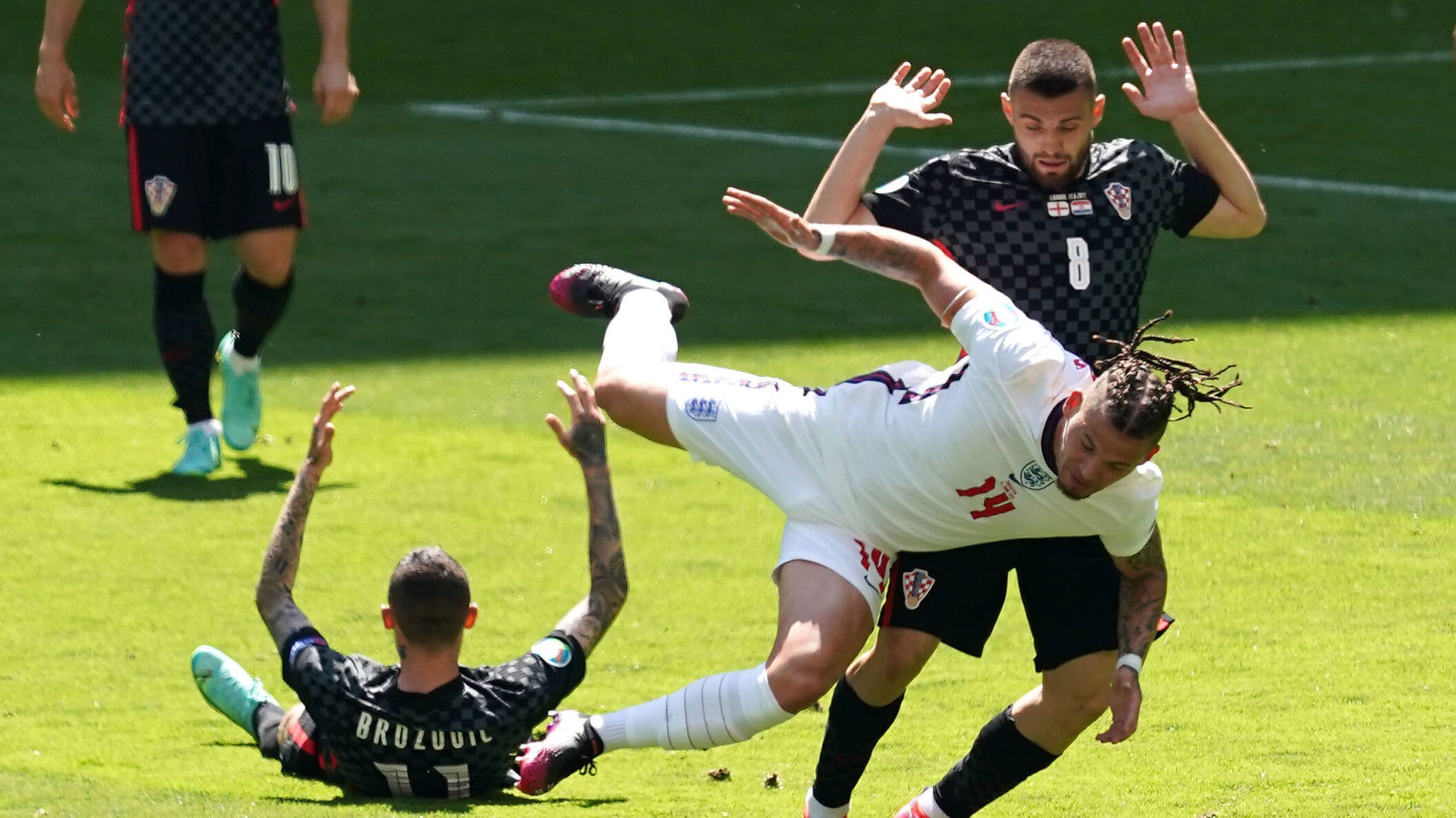 
                <strong>Kalvin Phillips (England)</strong><br>
                Überzeugt mit seiner Präsenz, ist sehr zweikampfstark und ein Schlüsselspieler beim Pressing, mit ganz starken ersten 45 Minuten. Tankt sich immer wieder durch, so auch nach dem Seitenwechsel, als er in der 57. Minute bei einem Angriff stark für Sterling auflegt, der das 1:0 macht. Bleibt präsent und mit ein Garant für den Auftaktsieg der Engländer. ran-Note: 1
              