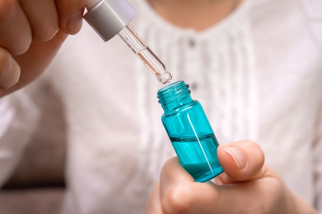 Medizinische Aromatherapie: In Heilberufen und in der Pflege gibt es Fachkräfte für Aromatherapie. Diese setzen Öle auch mit Wickeln und Auflagen ein.