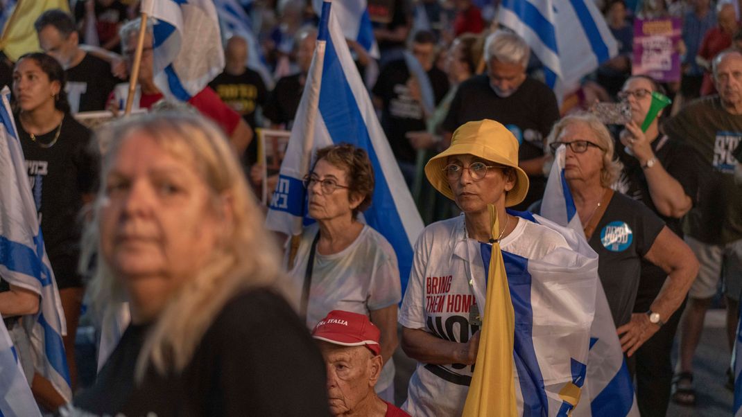 Israelische Unterstützer von Angehörigen jener Geiseln, nehmen an einer Demonstration teil, bei der die israelische Regierung aufgefordert wird, ein Waffenstillstandsabkommen zu schließen.&nbsp;